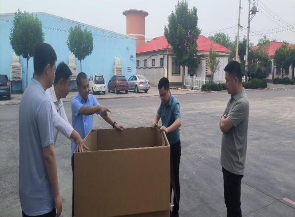 李總協(xié)同供應(yīng)部、青島合興包裝廠進行現(xiàn)場研究探討