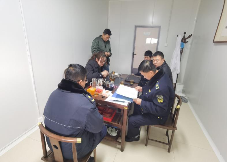 秦皇臺(tái)鄉(xiāng)應(yīng)急辦對(duì)隆鑫健達(dá)公司進(jìn)行一次安全檢查活動(dòng)